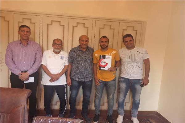 إيهاب سمير وعفيفي يوقعان للمحلة