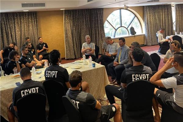 وزير الرياضة يجتمع مع لاعبي المنتخب