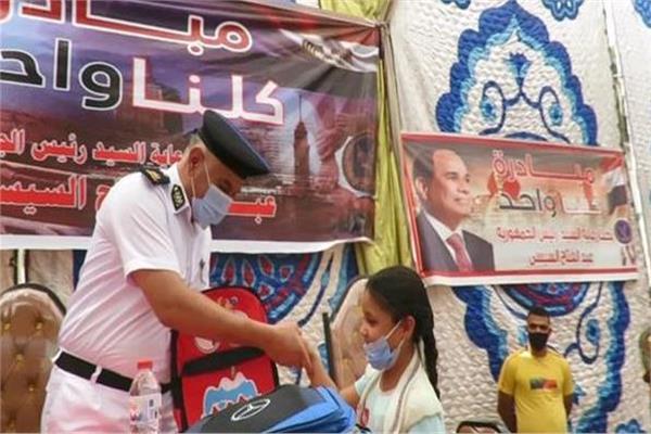  الداخليه توزع حقائب مدرسية