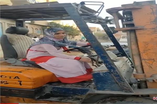 «أسطورة» النقل الثقيل.. «رحاب» ترفع الحديد منذ «خامسة ابتدائي» 