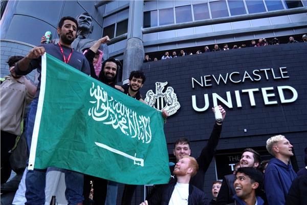 جماهير نيوكاسل تحتفل برفع على السعودية