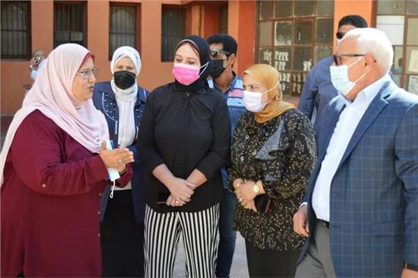 محافظ بورسعيد يشهد بداية العام الدراسي بمدرسة الراهبات الفرنسيسكان 