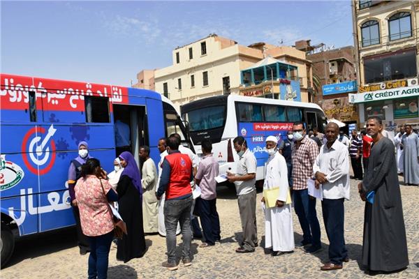 محافظ أسوان يشدد على المسئولين بتطبيق الإجراءات الوقائية 