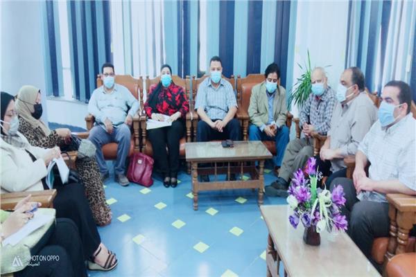 وكيل وزارة الصحة بالمنوفية يناقش الخطة اليومية لتطعيم المواطنين بلقاح كورونا 
