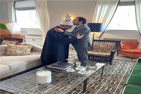أمين عام اللجنة الدولية للأخوة الإنسانية يهدي الإمام الطيب كتابه "الطريق الصعب
