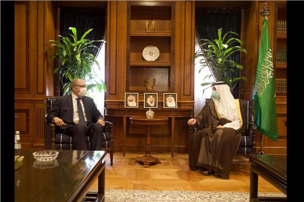 السفير المصري في الرياض يلتقي وزير الدولة للشؤون الخارجية السعودي