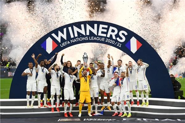 لحظة تتويج المنتخب الفرنسي