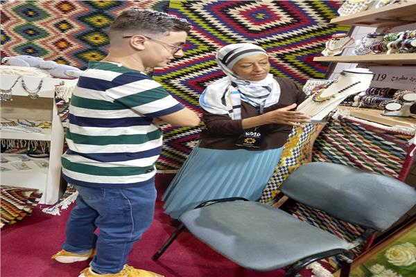 المنتجات السيوية تلقى رواجًا فى معرض تراثنا بالقاهرة 
