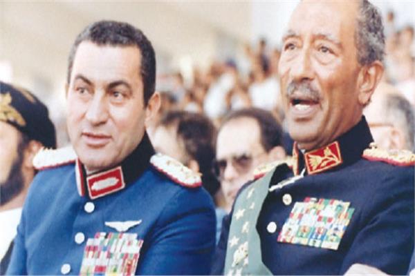 السادات ومبارك خــــــــــــلال العرض العسكرى