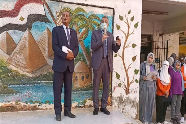 مدير تعليم الجيزة يتفقد مدارس إدارة الهرم التعليمية فى ثانى أيام العام الدراسى الجديد