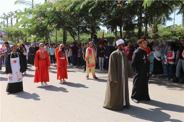 رئيس جامعة المنصورة يشيد بالقائمين على تنظيم عرض الطلاب  العسكري