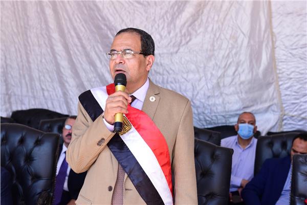القائم بعمل رئيس جامعة سوهاح يوزع رسوم الكتب الدراسية علي الفصلين الدراسين