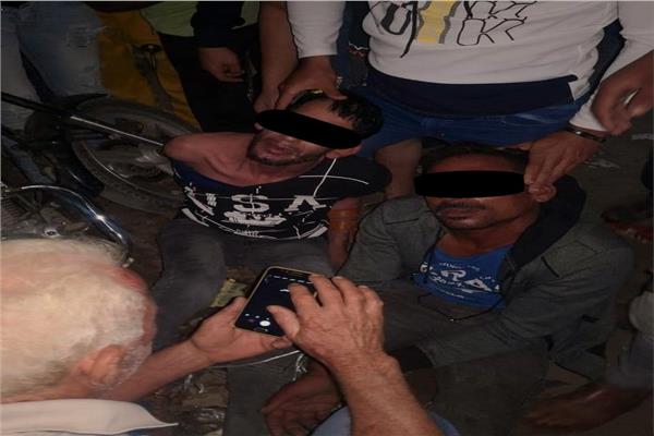 أهالي قرية بالمحلة الكبرى يضبطون لصين 