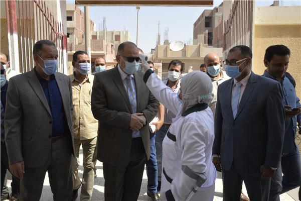 محافظ أسيوط يتابع انتظام العملية التعليمية 