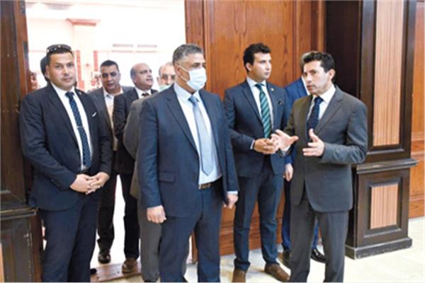 د. أشرف صبحى خلال لقائه وزير السكن والعمران والمدينة الجزائرى