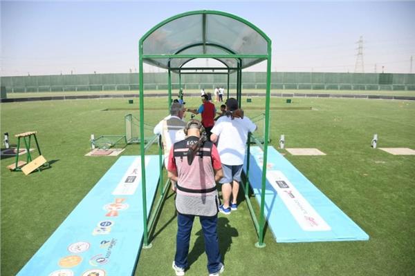 جون فرنسوا رئيس الاتحاد الدولي للرماية أثناء الجولة التفقدية