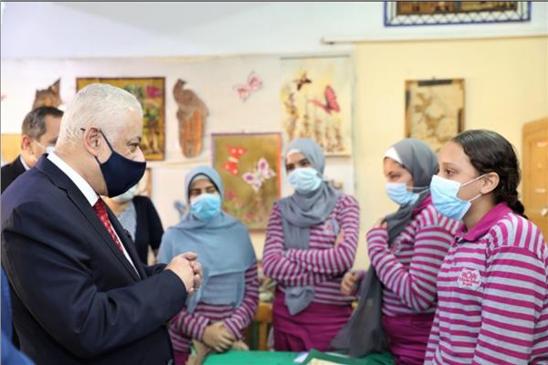 وزير التعليم خلال جولة بالمدارس