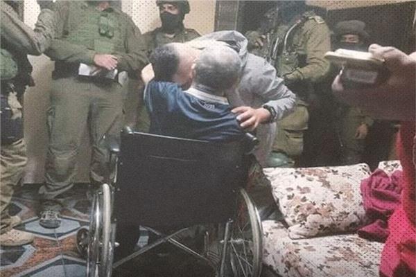 الشاب الفلسطيني يودع والده