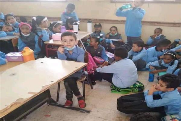 افتراش تلاميذ على الأرض 