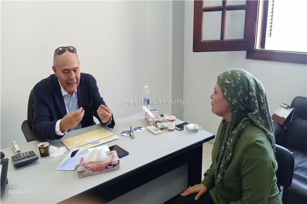 اللواء الدكتور محمد أبو الرجال مع محررة بوابة أخبار اليوم 
