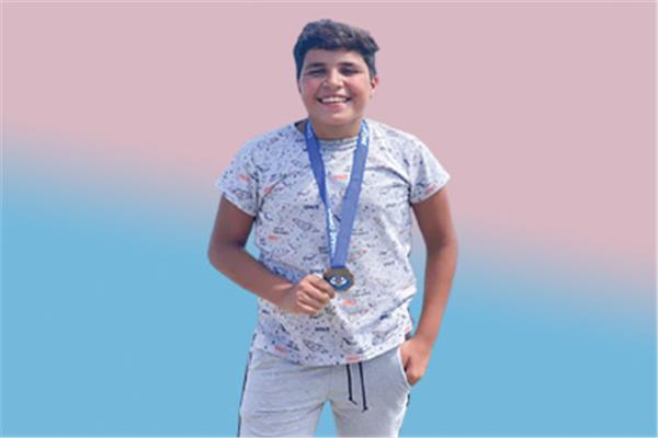 أطفال يحلمون بـ«العوم»