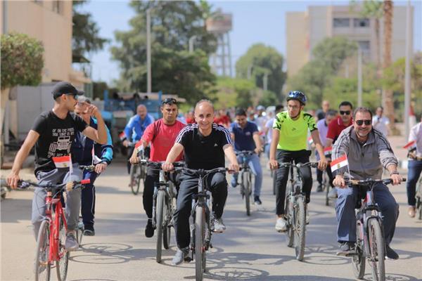 رئيس جامعة الزقازيق يتقدم ماراثون للدراجات داخل الحرم الجامعي 