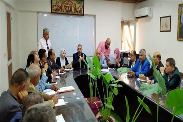 «الجيار» خلال اجتماعه مديرى عموم الإدارات التعليمية بالجيزة