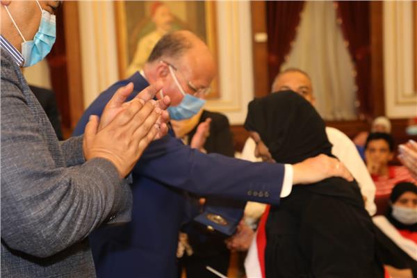تكرم أسرة شهداء