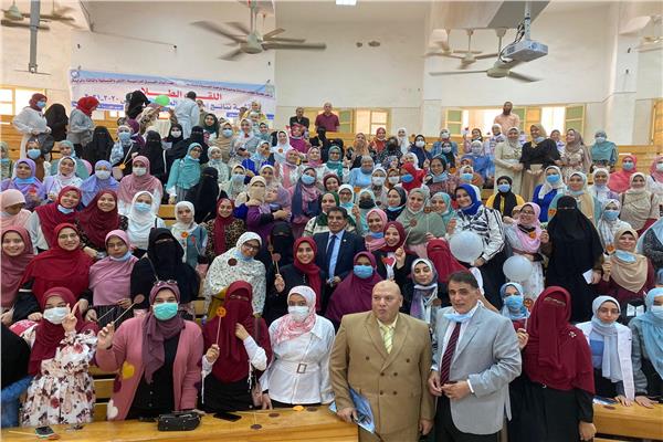 بالبالونات والشيكولاته.. «طب بنات الأزهر» بدمياط تستقبل الطالبات الجدد 