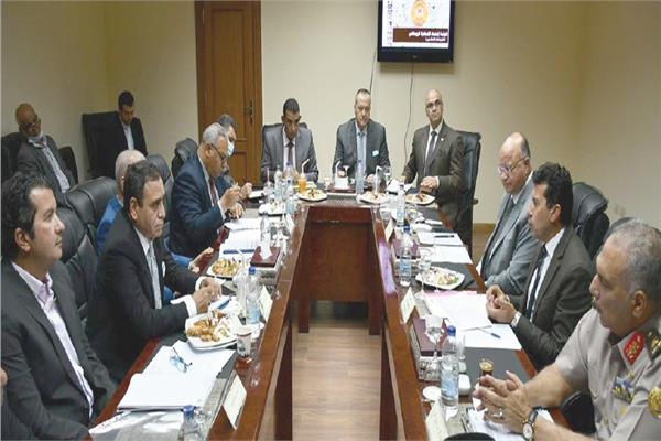 وزير الرياضة خلال اجتماعه مع هيئة استاد القاهرة