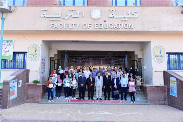 جامعة سوهاج تكرم ٣٦ طالب بكلية التربية لاجتيازهم الدورة التدريبية لمحو الامية