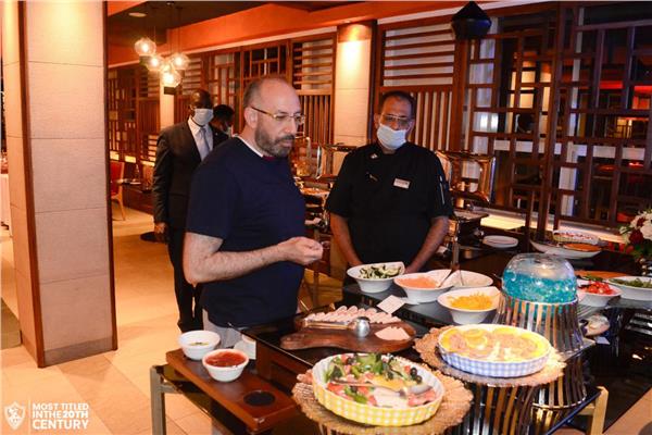 حسام المندوه يتفقد المطعم المخصص للزمالك بفندق الإقامة في كينيا 