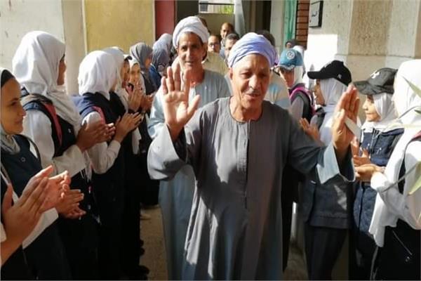 لتفانيه في عمله .. طلاب وطالبات مدرسة بقنا يصطفون لتكريم موظف بعد بلوغه المعاش