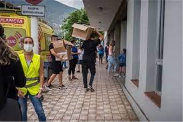 800 مواطن يخلون منازلهم بسبب البركان 