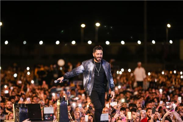 تامر حسنى يشعل حفل المنارة بحضور كبير   