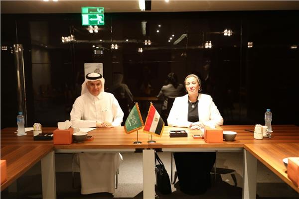 الدكتورة ياسمين فؤاد مع عبد الرحمن الفضلى وزير البيئة السعودى