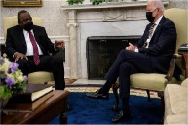 جو بايدن و نظيره الكيني أوهورو كينياتا 