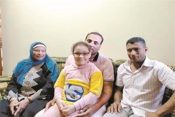 محمد بصحبة أسرته بعد تحريره من الإختطاف