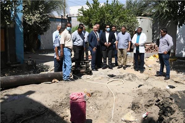 نائب محافظ قنا يتفقد أعمال حفر الآبار الشاطئية وتوصل المياه لقريتىّ الشعانية والبطحة بنجع حمادى