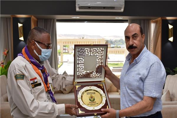 محافظ أسوان يتسلم درع المؤتمر السنوي لجمعية فتيان الكشافة المصرية