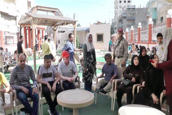 80 شاب وفتاة من ذوي الإعاقة يتفقدون مشروعات " حياة كريمة " بقرى طما 