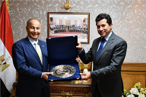 صبحي مع رئيس الاتحا الدولي للسباحة