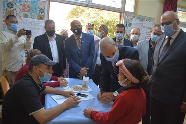 محافظ القليوبية خلال الجولة