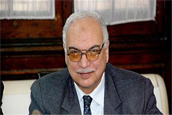 الدكتور عباس الشناوى رئيس قطاع الخدمات الزراعية
