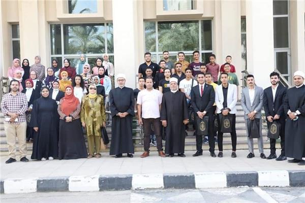 وفد برلمان الطلائع والشباب خلال زيارته لمركز الأزهر العالمي للفتوى الإلكترونية