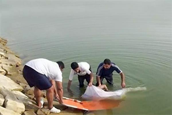 انتشال جثمان طالب بالإعدادي  غرق بنيل المنصورة عندما نزل للاستحمام. 