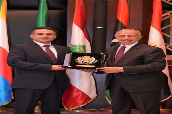 رئيس الاكاديمية العربية خلال استقباله وزير الأشغال العامة اللبناني 