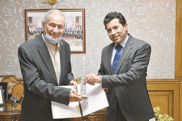 د. أشرف صبحى يكرم حسن مصطفى رئيس الاتحاد الدولى لليد 