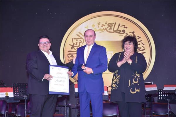 وزيرة الثقافة تكرم عددا من أبطال أكتوبر وفناني مصر
