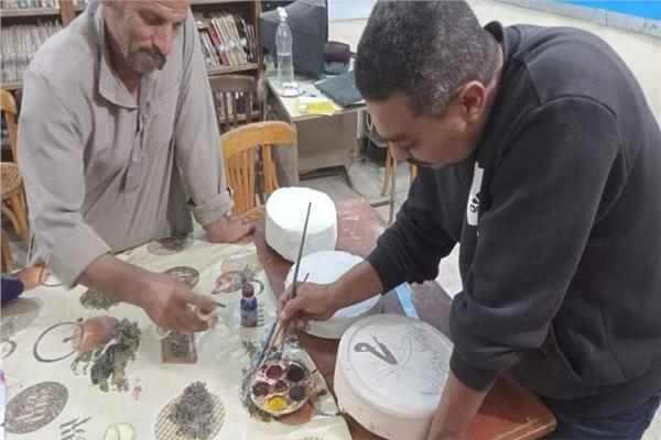 جانب من الورشة الفنية لتعليم الرسم والتلوين